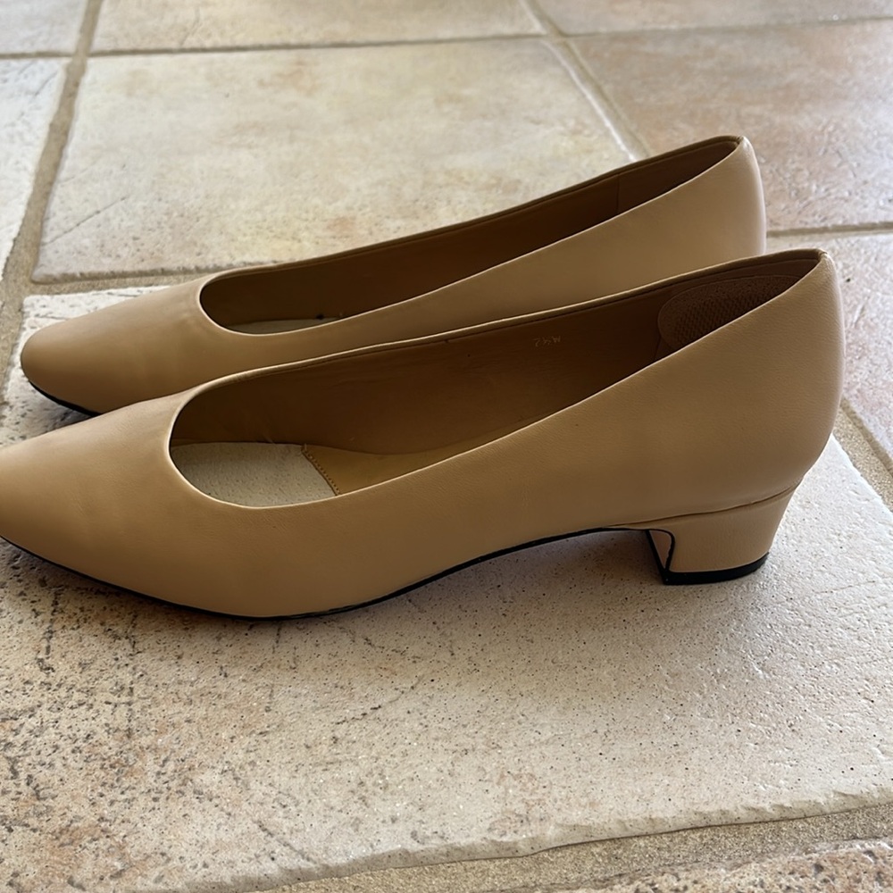 Vaneli Cream Block Heel Pumps Timeless Elegance - Picture 6 of 7
